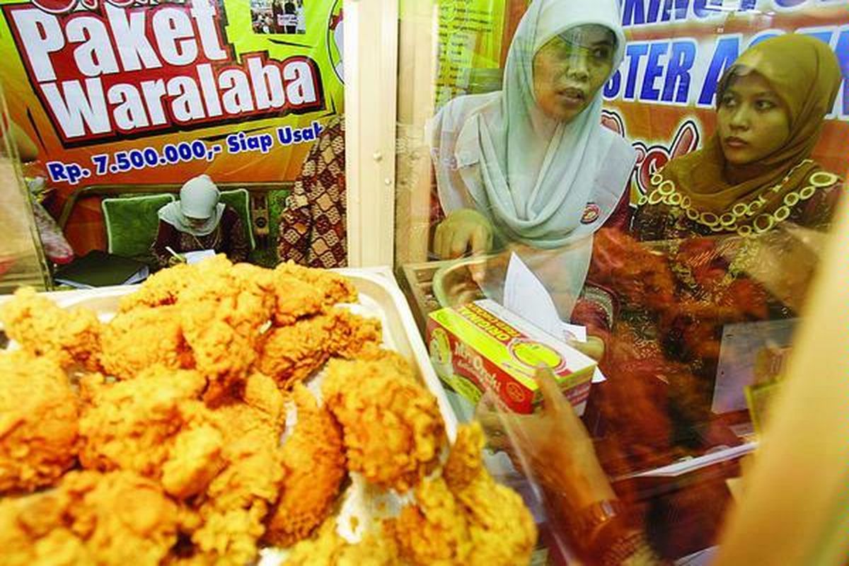 Pengunjung mencari informasi tentang peluang bisnis waralaba pada pameran waralaba di Balai Kartini, Jakarta, Minggu (7/3). Waralaba menjadi salah satu pilihan bagi sebagian orang untuk memasuki dunia usaha karena tidak perlu merintis bisnis dari nol.