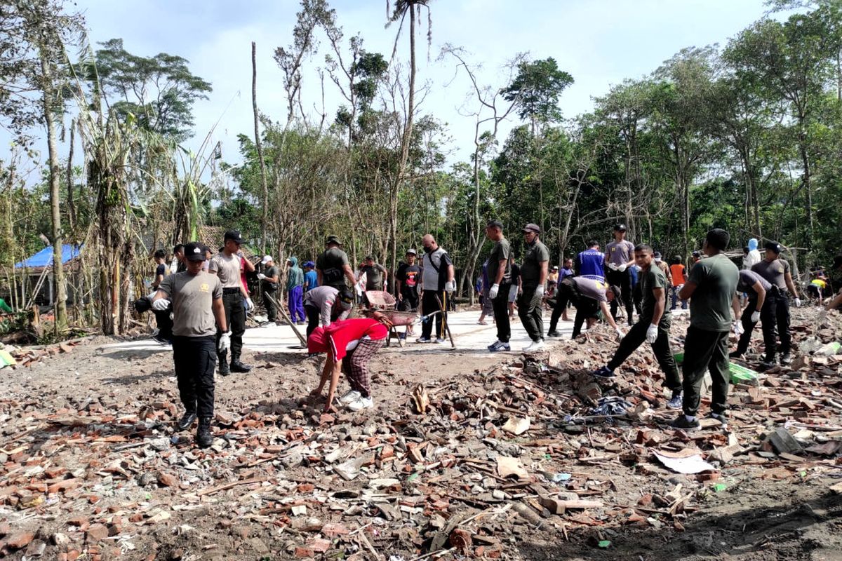 Puluhan personel kepolisian dan militer membersihan puing-puing rumah yang hancur akibat ledakan bahan petasan di Dusun Sadeng, Desa Karangbendo, Kecamatan Ponggok, Kabupaten Blitar, Jumat (24/2/2023)