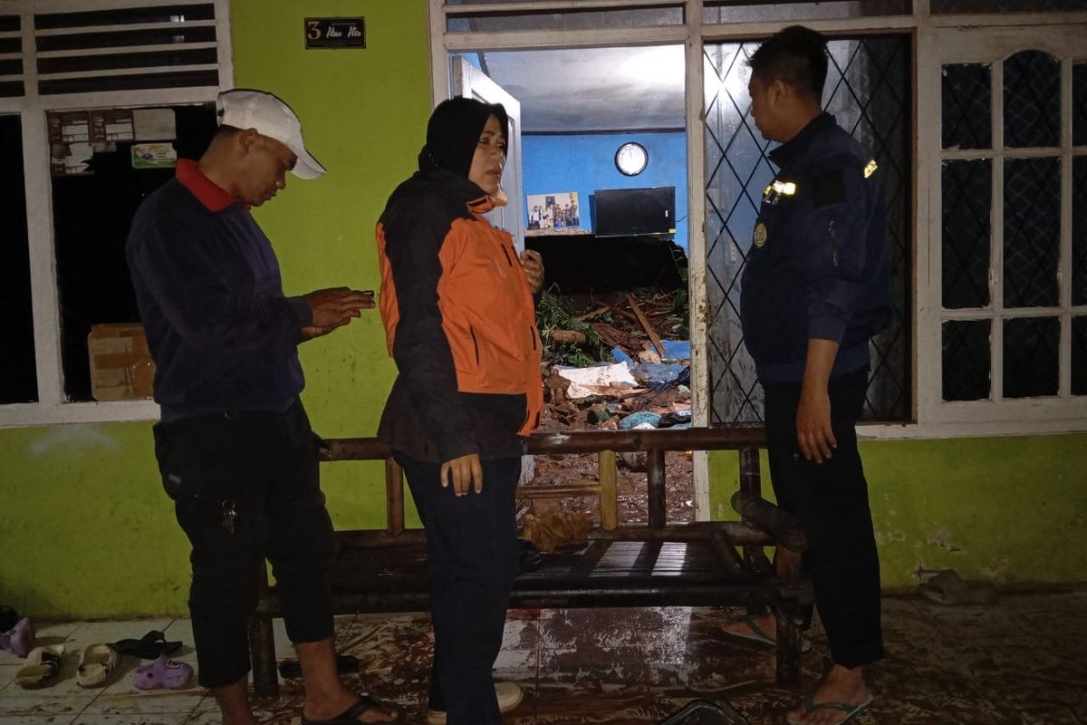 Petugas saat berada di area rumah yang terkena longsoran di Kecamatan Bojonggenteng, Kabupaten Sukabumi, Jawa Bara. Rabu (9/7/2025).