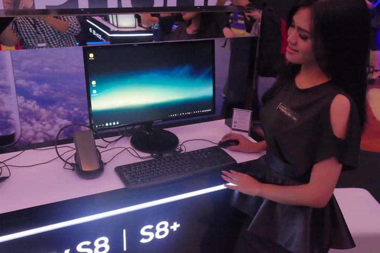 Model memperagakan pemakaian Samsung DeX yang membuat smartphone Galaxy S8 atau S8 Plus bisa dipakai layaknya komputer desktop