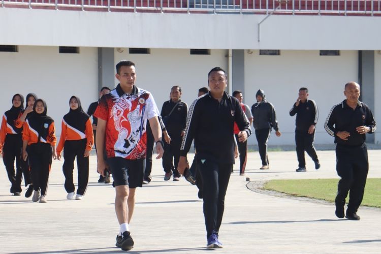 Kapolres Pemalang AKBP Yovan Fatika Handhiska Aprilaya memimpin langsung program diet olahraga di Stadiun Muchtar Jumat (12/5/2023)