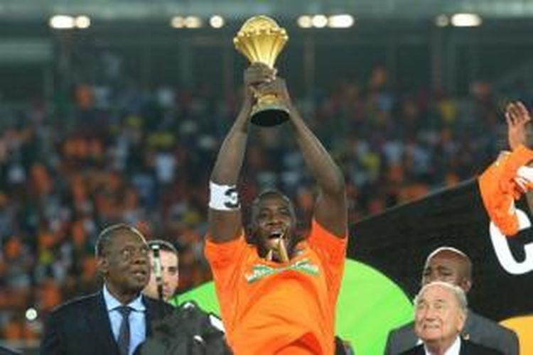 Kapten Pantai Gading, Yaya Toure, mengangkat trofi Piala Afrika 2015.