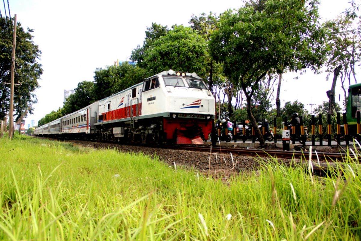 Kereta api melaju di perlintasan KA Wonokromo, Surabaya