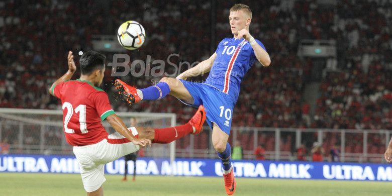 Pemain timnas Indonesia, Andik Vermansah, berduel dengan pemain timnas Islandia, Albert Gudmundsson, pada laga uji coba internasional di Stadion Utama GBK, Jakarta Selatan, Minggu (14/1/2018) malam.