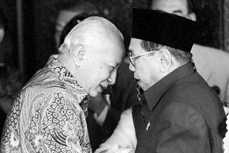 Mantan Presiden Soeharto menyambut kedatangan Presiden Abdurrahman Wahid (Gus Dur) di kediamannya di Jalan Cendana, Jakarta Pusat, 8 Maret 2000.