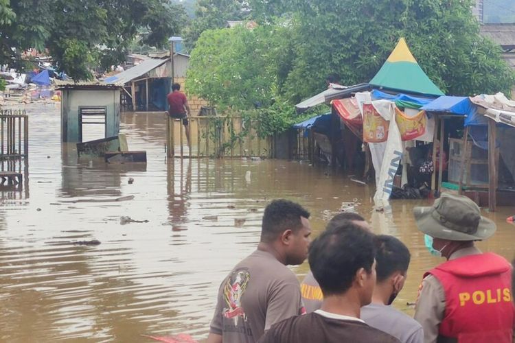 Banjir di Pasar Youtefa akibat curah hujan yang turun cukup lebat sejak Kamis (6/1/2022) malam hingga Jumat (7/1/2021) dini hari. Sebelumnya air yang merendam Pasar Youtefa mencapai ketinggian dua meter sehingga hanya atap pasar yang terlihat, Jayapura, Papua, Jumat (7/1/2021)