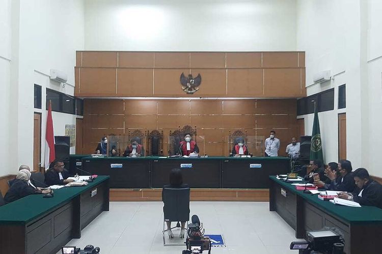 Suasana sidang kasus Pencemaran Nama Baik dengan terdakwa Nikita Mirzani di Pengadilan Negeri Serang. Sediayanya, sidang mengagendakan mendengarkan kesaksian dari pelapor yakni Dito Mahendra, namun tidak hadir karena sakit