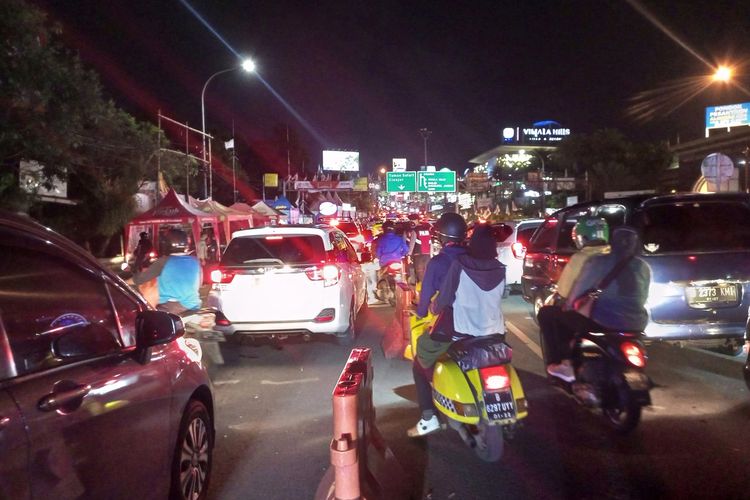 Situasi arus lalu lintas yang mengalami kemacetan di Jalur Puncak Bogor, Jawa Barat, Minggu (23/4/2023).