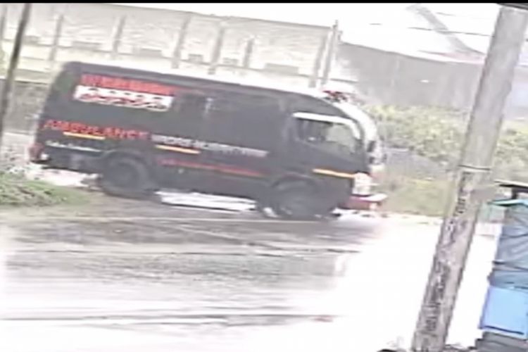 Hujan Lebat, Ambulans Bawa Jenazah Tabrak Pemotor di Bangkalan hingga Tewas