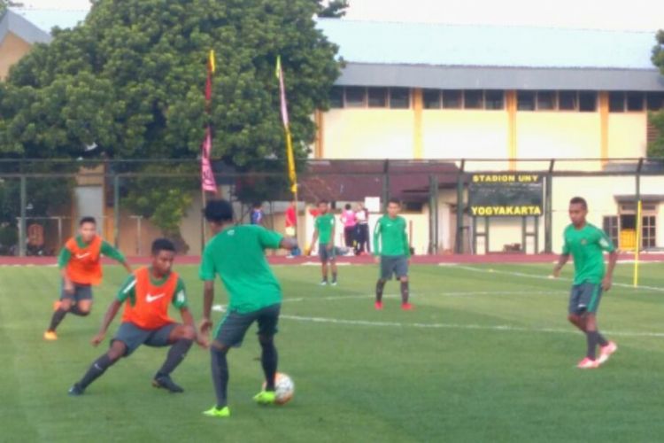 Egy Maulana Vikri (sepatu merah) saat mengikuti latihan bersama Timnas U-19 di stadion UNY