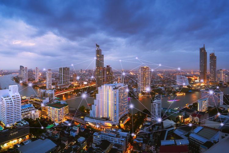 Ilustrasi platform AI Cloud Inference yang membuat proses AI lebih cepat dan dekat ke pengguna.