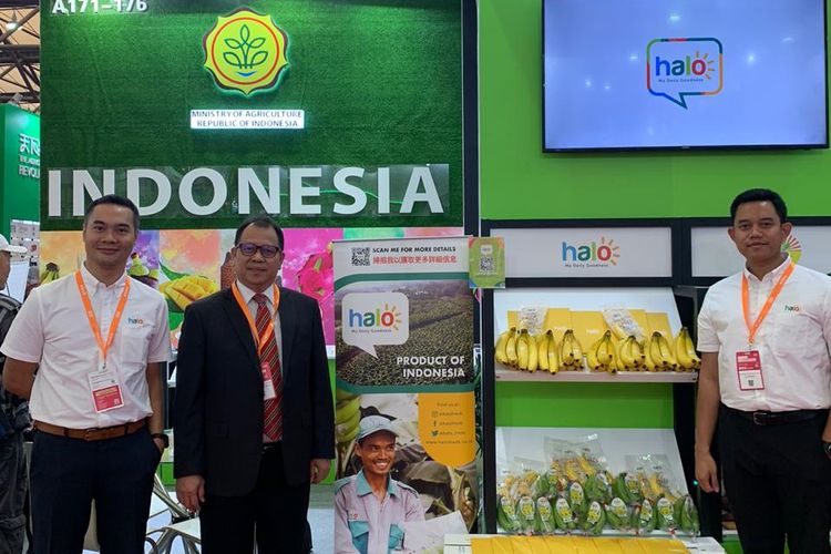 Pelaksana Konsul Jenderal RI di Shanghai, Widya P Gultom (tengah), hadir dalam acara ?The 12th iFresh Asia Fruit & Vegetable Industry Expo? bersama salah satu produsen asal Indonesia, HaloFresh, 12 November 2019. 