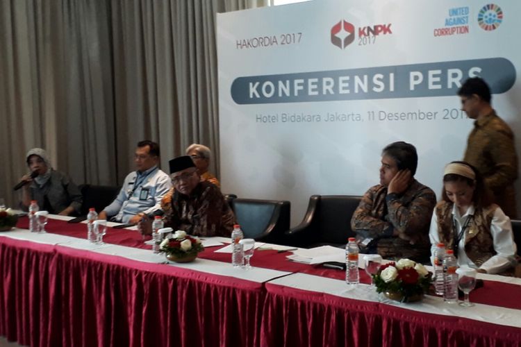 Ketua KPK, Agus Rahardjo (tengah peci hitam) dalam konfrensi pers di sela acara Peringatan Hari Antikorupsi Sedunia (Harkodia) dan Konferensi Nasional Pemberantasan Korupsi (KNPK)‎ di Hotel Bidakara, Jakarta, Senin (11/12/2017).