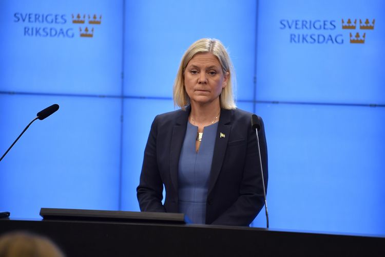 Pemimpin partai Sosial Demokrat yang baru diangkat menjadi PM Swedia, Magdalena Andersson, saat berbicara dalam konferensi pers setelah pengajuan alokasi dana di parlemen Swedia, Stockholm, Rabu (24/11/2021). Hanya beberapa jam setelah diangkat, Andersson yang merupakan perdana menteri perempuan pertama di Swedia, mundur.