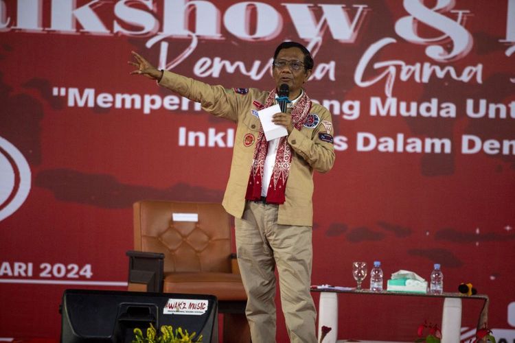 Calon Wakil Presiden nomor urut 3 Mahfud MD memberikan orasi saat bertemu dengan Pemuda Gama Pantura di Indramayu, Jawa Barat, Senin (8/1/2024). Mahfud MD menghadiri deklarasi dukungan dari Pemuda Gama Pantura kepada pasangan Ganjar - Mahfud pada Pilpres 2024. ANTARA FOTO/Dedhez Anggara/aww.