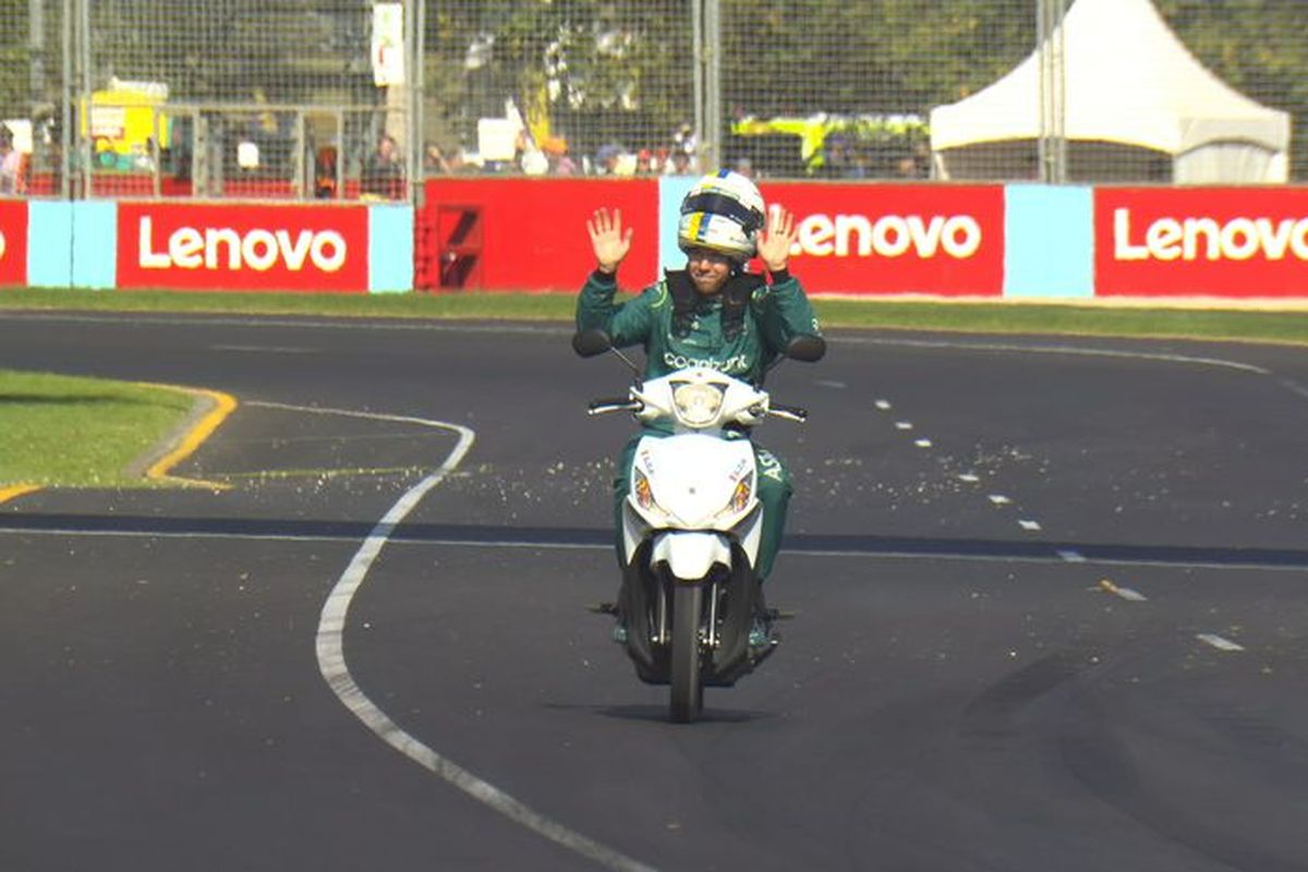 Sebastian Vettel tertangkap kamera mengendarai Suzuki Address di sirkuit Albert Park pada F1 Australia 2022