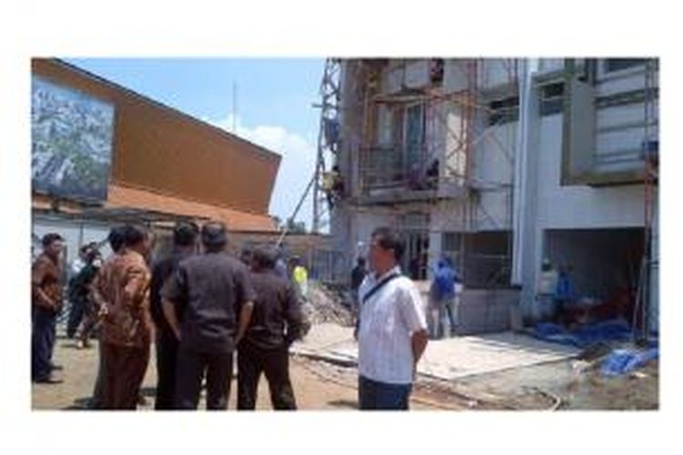 Beberapa anggota Dewan Perwakilan Rakyat Daerah (DPRD) Kota Bandung meninjau lokasi pembangunan proyek Kota Summarecon Bandung, di kawasan Gedebage, Jawa Barat, Rabu (18/3/2015).