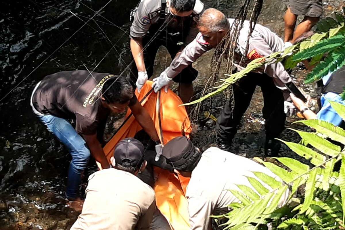 Anggota kepolisian sedang mengevakuasi jasad perempuan tanpa identitas yang ditemukan telungkup di Kawasan Wisata Curug Luhur Paradise, Kecamatan Tenjolaya, Kabupaten Bogor, Jawa Barat, Senin (14/11/2022).