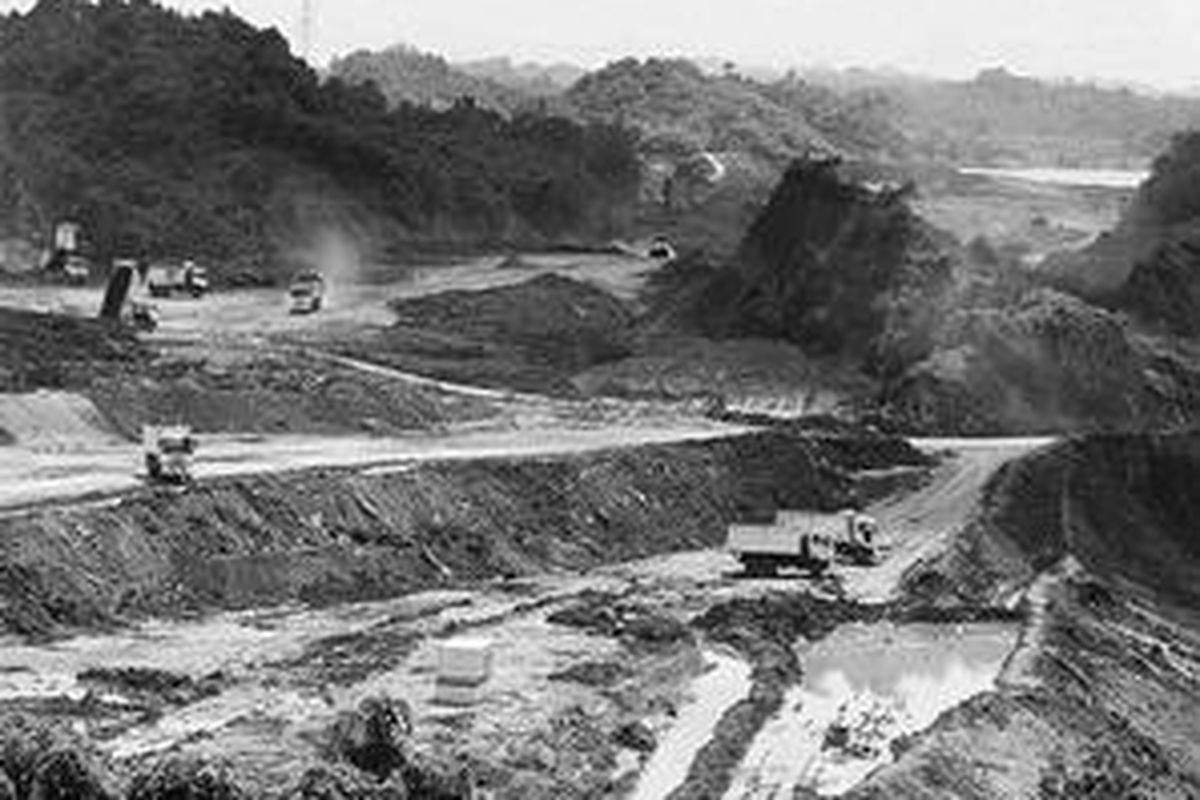 Kegiatan penambangan di Kalimantan Timur terkadang berbenturan dengan Undang-Undang Nomor 26 Tahun 2007 tentang Penataan Ruang serta Peraturan Pemerintah Nomor 63 Tahun 2002 tentang Hutan Kota. Tampak tambang batubara di perbatasan Samarinda dan Kutai Kartanegara, Jumat (16/12).