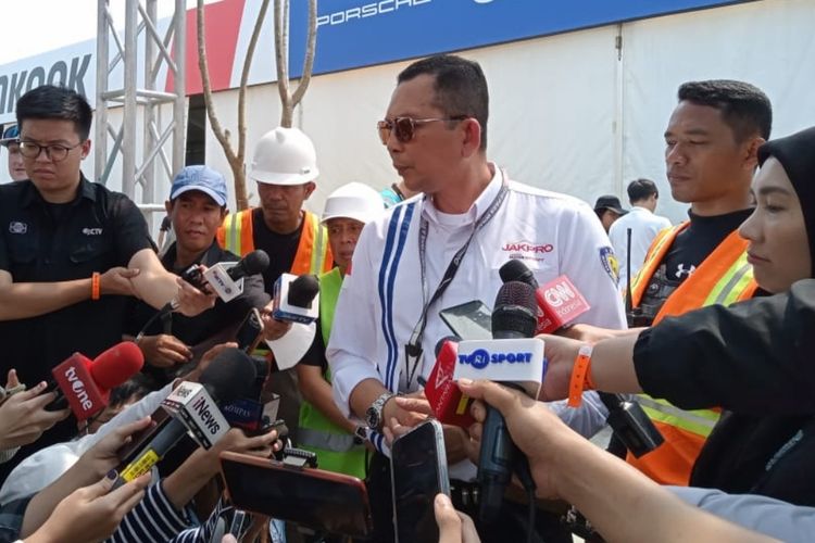 Direktur Bisnis PT Jakarta Propertindo (Jakpro), Adi Adnyana saat menjelaskan soal penjualan tiket Formula E yang akan berlangsung pada Sabtu (3/6/2023) dan Minggu. Adi menjelaskan saat unboxing mobil balap di sirkuit Ancol, Jakarta Utara pada Rabu (31/5/2023). 