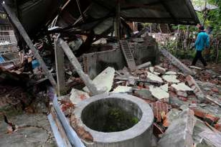 Situasi rumah yang runtuh akibat gempa di Desa Kuta Pangwa, Kecamatan Trienggadeng, Pidie Jaya, Aceh, Jumat (9/12/2016). Desa Kuta Pangwa adalah titik desa terparah dan menyebabkan puluhan rumah warga hancur dan memakan 15 orang dari 9 kepala keluarga.

