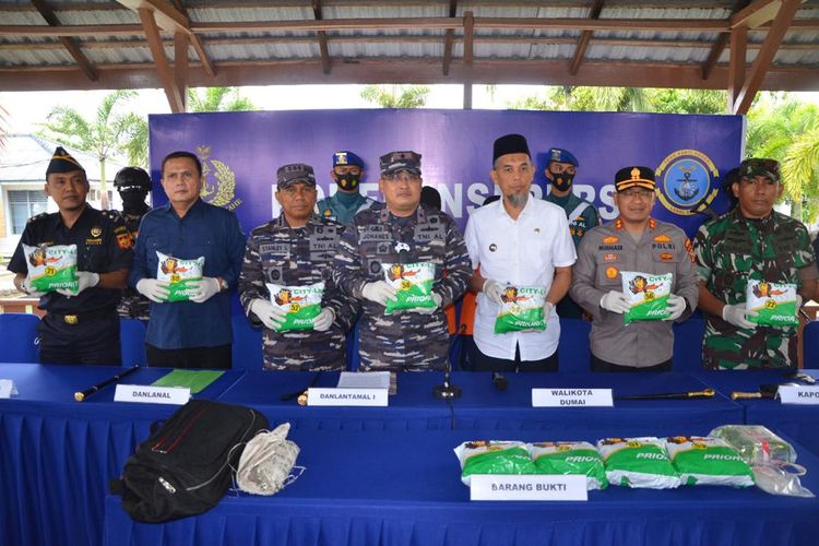 Prajurit Pangkalan Utama TNI Angkatan Laut (Lantamal) Belawan menggagalkan penyelundupan 14,077 kilogram sabu di perairan perbatasan Indonesia dan Malaysia, tepatnya di Pulau Rupat, Riau, Selasa (16/8/2022).