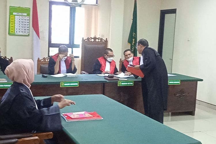 SERAHKAN—Penasehat hukum terdakwa kasus korupsi PDAM Kota Madiun, Sandy Kunariyanto, Dr. Kasno menyerahkan pembelaan dari penasehat hukum dan pembelaan pribadi terdakwa kepada Majelis Hakim Pengadilan Tipikor di Surabaya, Jawa Timur, Selasa (14/6/2022).