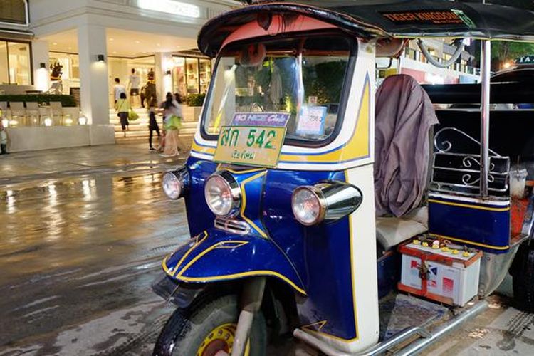 Tuk tuk, salah satu transportasi umum khas Thailand.