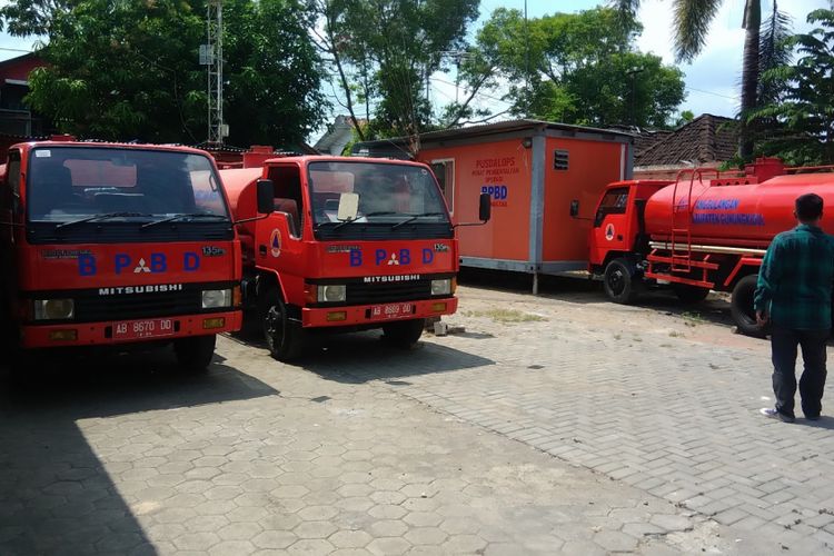 Tangki Milik BPBD Gunungkidul, Yogyakarta, terpaksa dikandangkan di Kantor BPBD,  Menunggu Anggaran Darurat Kekeringan yang Diajukan BPBD ke Bupati. 