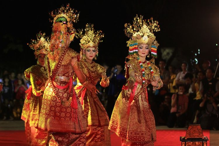 Tari gending Sriwijaya menjadi salah satu acara pembukaan Festival Sriwijaya 2017 di Benteng Kuto Besak (BKB).