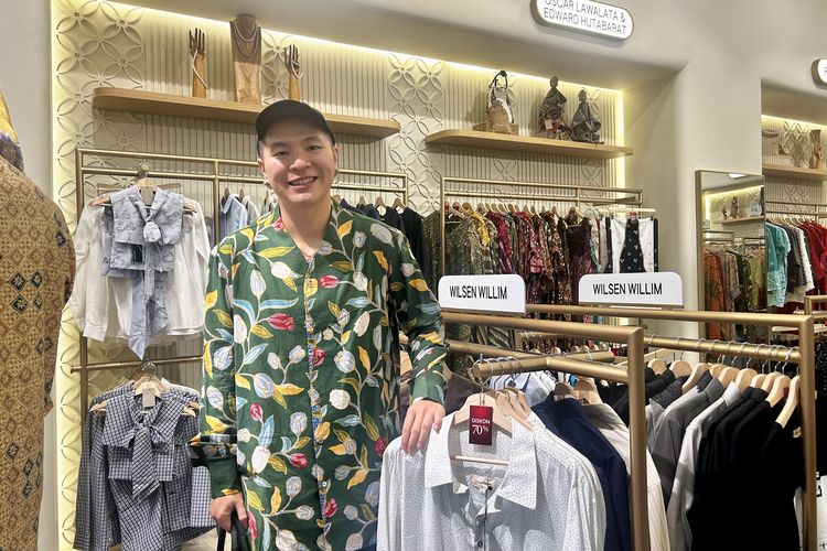 Desainer Wilsen Willim saat ditemui dalam pembukaan gerai Sarinah di Jakarta Premium Outlet, Alam Sutera, Tangerang, Kamis (12/6/2025).