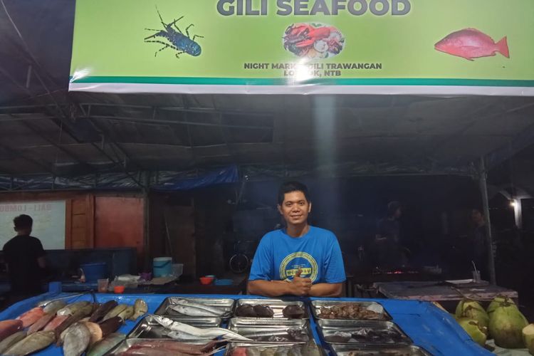 Aden, salah satu penjual makanan Seafood yang membuka lapaknya di Pasar Seni Trawangan