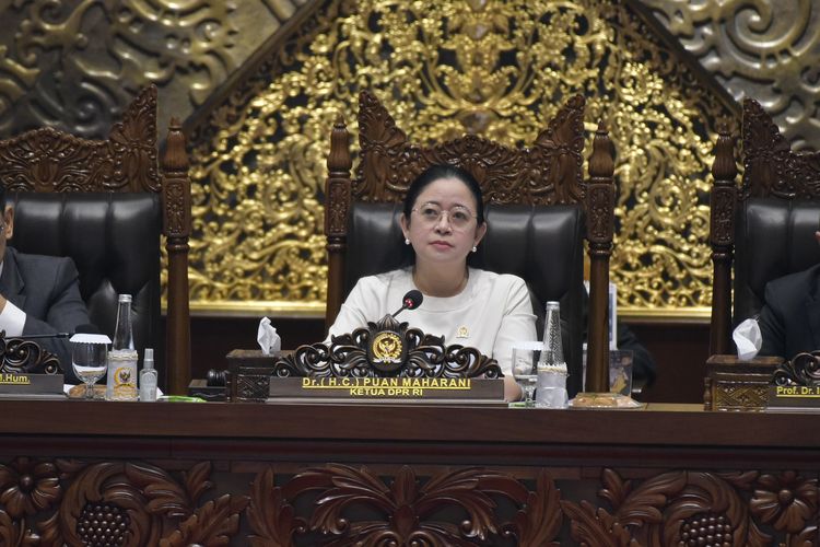 Ketua DPR RI Puan Maharani terlihat memimpin Rapat Paripurna DPR RI Ke-3 Masa Persidangan I Tahun Sidang 2024-2025 di Gedung Nusantara II, DPR RI, Senayan, Jakarta, Selasa (15/10/2024).