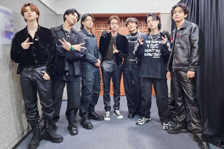 Boy group BTS (dari kiri) Jimin, RM, Jungkook, Jin, J-Hope, Suga, dan V menggelar konser Yet to Come in Busan di Busan Asiad Main Stadium pada Sabtu (15/10/2022.