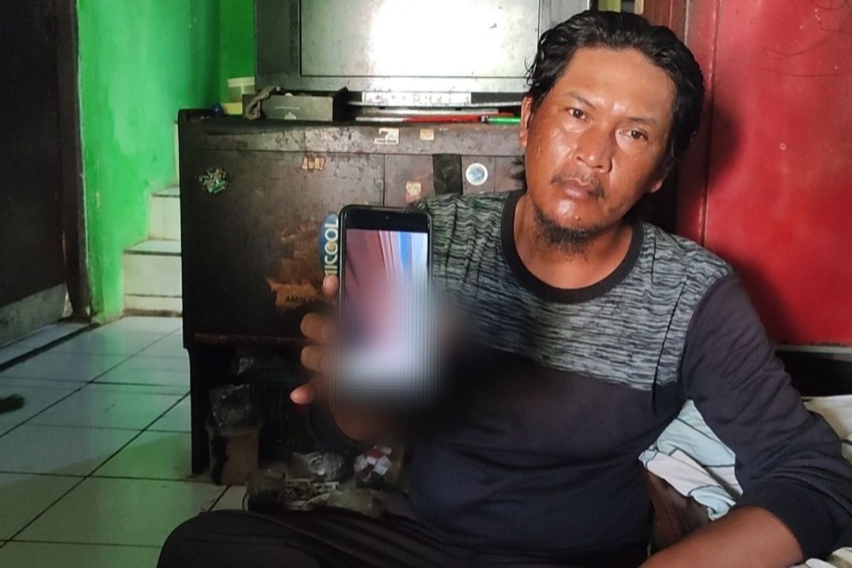 Ketua RT 04 RW 07 Kampung Gunung Sari Bedeng Kelurahan Pekiringan Kecamatan Kesambi Kota Cirebon Jawa Barat, menunjukkan video ARD yang ngamuk kepada Kompas.com di rumahnya pada Senin (13/5/2024) siang.