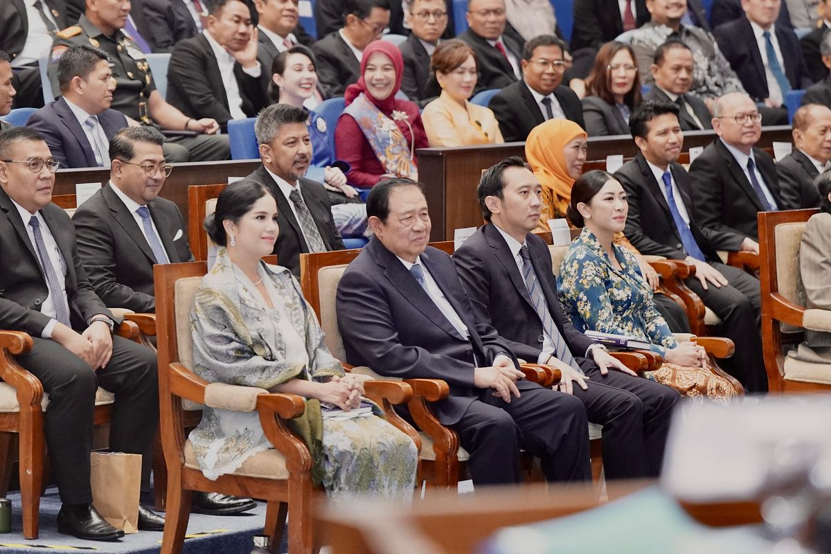 Presiden ke-6 RI Susilo Bambang Yudhoyono turut menghadiri ujian doktor terbuka sang anak, Ketua Umum Partai Demokrat sekaligus Menteri Agraria dan Tata Ruang/Kepala Badan Pertanahan Nasional (ATR/BPN), Agus Harimurti Yudhoyono (AHY). AHY resmi meraih gelar doktor usai merampungkan studi pada program studi Pengembangan Sumber Daya Manusia di Universitas Airlangga (Unair), Surabaya, Jawa Timur, Senin (7/10/2024). 
