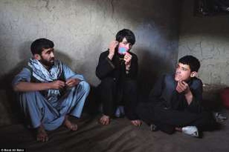 Taliban seraing menggunakan bocah laki-laki menjadi 