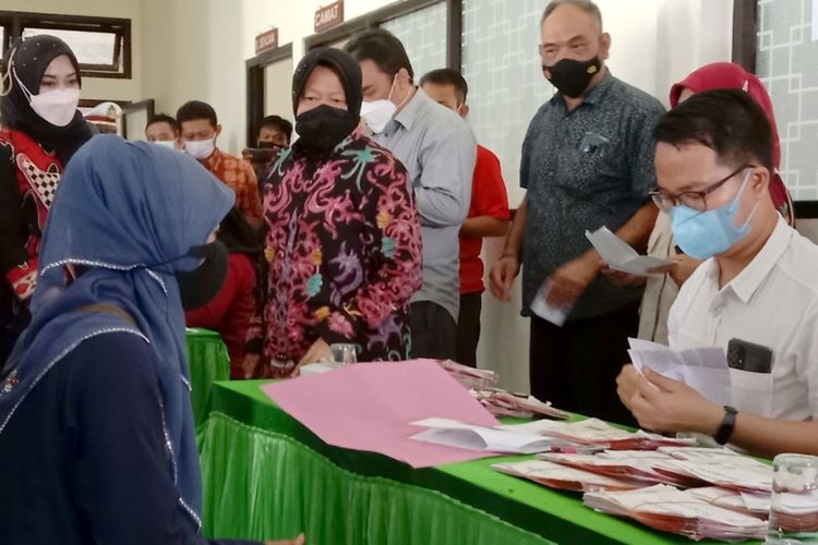 Menteri Sosial Tri Rismaharini saat memantau penyaluran kartu sembako atau BPNT di Kecamatan Tembelang, Kabupaten Jombang, Jawa Timur, Minggu (6/2/2022).