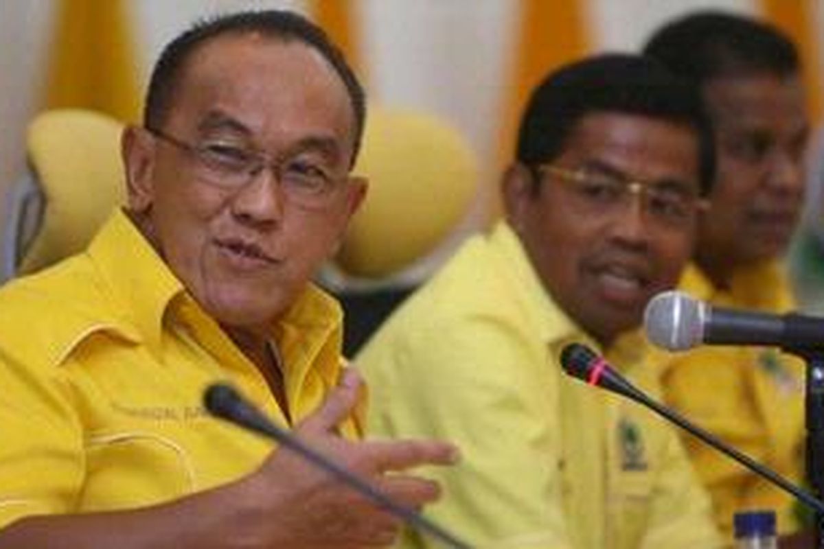 Ketua Umum Partai Golkar, Aburizal Bakrie (kiri), Sekretaris Jenderal Partai Golkar Idrus Marham (tengah), dan Ketua Bidang Informasi dan Penggalangan Opini Partai Golkar Fuad Mansyur saat refleksi akhir tahun di kantor DPP Partai Golkar, Jakarta, Selasa (27/12/2011).