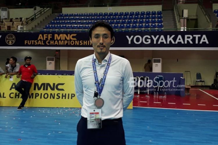 Pelatih timnas futsal Indonesia, Kensuke Takahashi, saat ditemui BolaSport.com seusai upacara penyerahan medali Piala AFF Futsal 2018 di GOR UNY, Yogyakarta, Minggu (11/11/2018).
