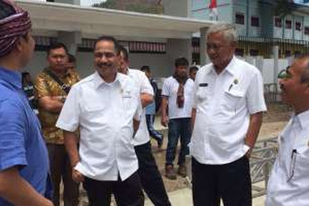 Menteri Pariwisata Arief Yahya ditemani Wakil Bupati Toba Samosir, Hulman Sitorus dan jajaran Kemenpar, Jumat (19/8/2016), mendengarkan penjelasan dari Ketua Bidang Karnaval Kemerdekaan Pesona Danau Toba 2016, Jay Wijayanto di Titik 1 Start karnaval yang akan dihadiri Presiden Joko Widodo. Minggu (21/8/2016), Presiden Joko Widodo dijadwalkan ikut dalam pawai karnaval sepanjang 3,5 kilometer itu.