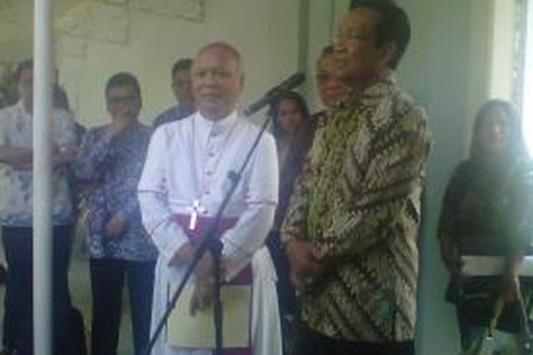 Uskup Agung Semarang Johannes Pujosumarta bersama Sri Sultan saat menemui wartawan di Kepatihan
