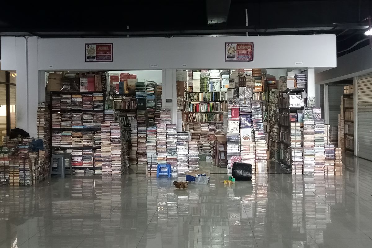 Beberapa kios buku bekas yang masih buka di lantai tiga Pasar Kenari, pada Jumat (12/1/2024).