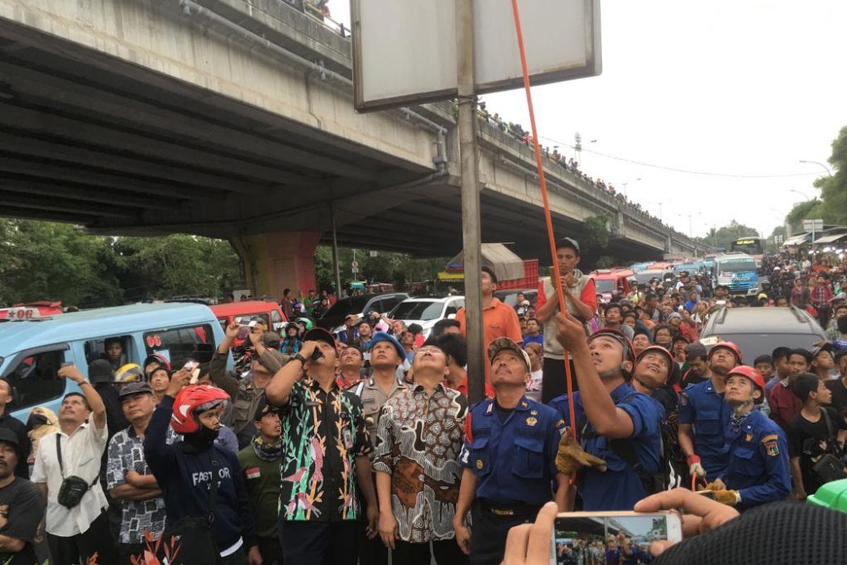 Jimly Asshiddique mendatangi Agustinus yang menaiki papan reklame 