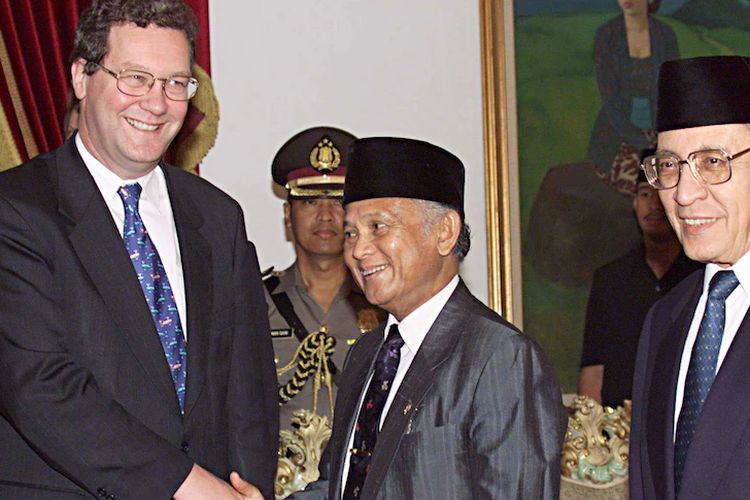 Menteri Luar Negeri Australia ketika itu Alexander Downer bersama dengan Presiden Indonesia BJ Habibie dan Menlu Ali Alatas di Jakarta. 