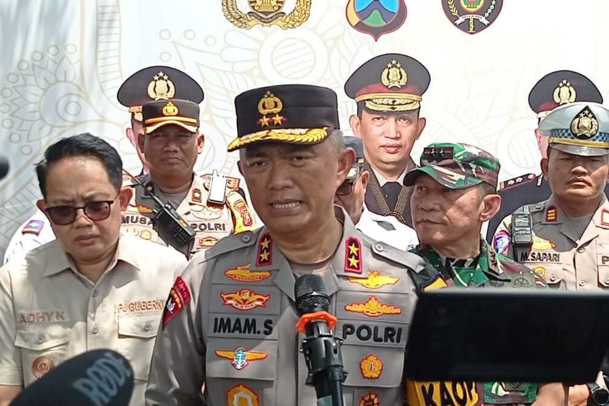 Kapolda Jawa Timur Irjen Pol Imam Sugianto saat melakukan sidak ke rest area 575 A tol Solo - Ngawi yang menjadi titik lelah bagi pemudik dari Jawa Barat menuju Jawa Timur, Senin (8/4/2024). Faktor kelelahan membuat sejumlah kecelakaan di Tol Solo - Ngawi merenggut korban jiwa.