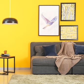 Ilustrasi ruang keluarga dengan warna cat dinding kuning.