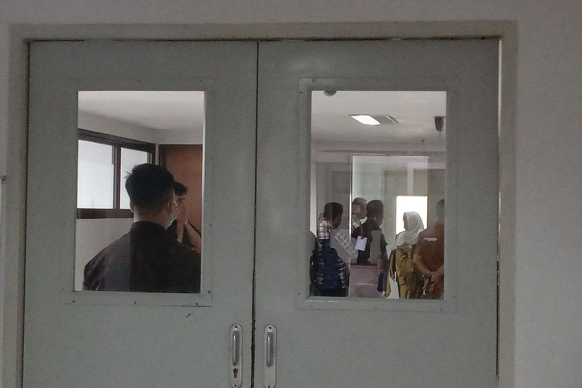 Kerabat dan rekan kerja tampak berkumpul hendak mengantarkan jenazah cabup ciamis yana D putra yang masih berada di rumah sakit borromeus Bandung, Senin (25/11/2024)