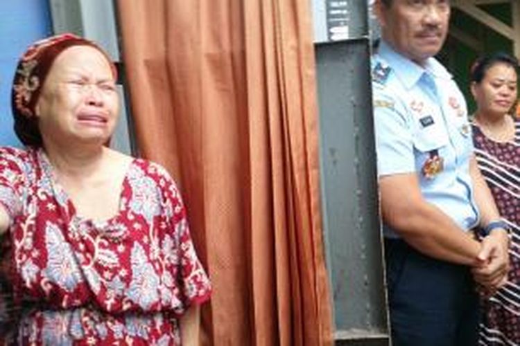 Seorang nenek, terpidana narkoba menangis saat dikunjungi anggota komisi III DPR RI di Lapas kelas II A Kendari