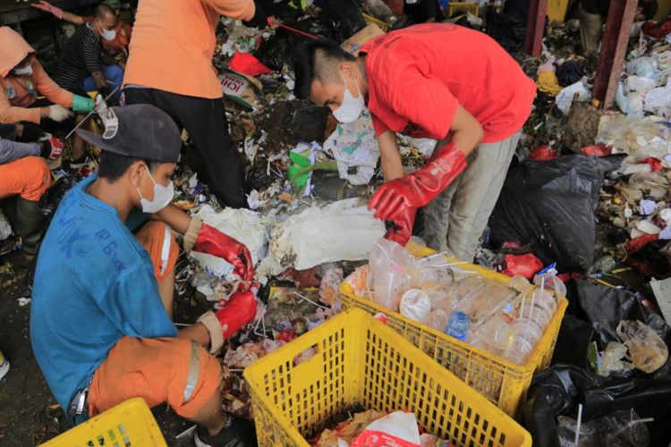 Pemkot Tangerang pun dinilai berhasil mereduksi 25,05 persen sampah di sumber produksi dengan mengoptimalisasi penanganan sampah yang melibatkan partisipasi masyarakat secara langsung.

